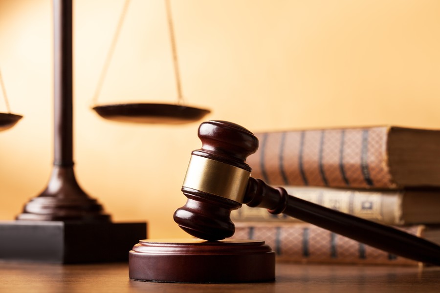 上海刑事律師解讀：鄒平一市監所所長在監管局大廳被刺身亡，家屬發聲：嫌疑人坐牢出來不久