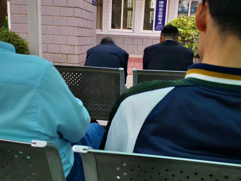 貪污被處罰后還能繼續在單位工作嗎？上海刑事案件的律師為您講講